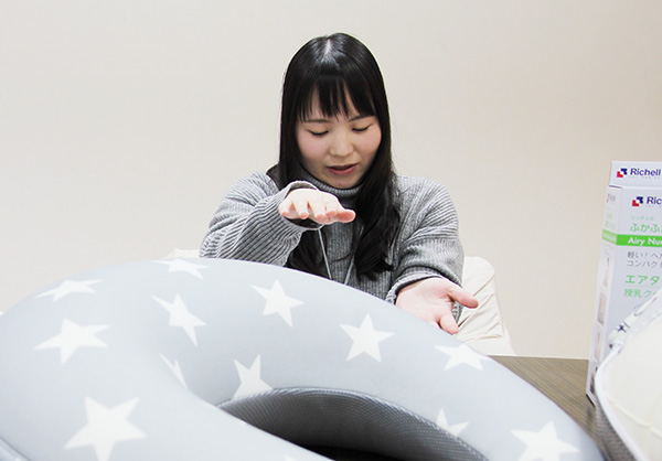 ふかふか授乳クッションの設計のお話をする尾方さん