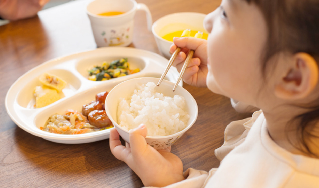 ベビー食器を卒業したらコレ キッズにもジュニアにも スヌーピー トライ 子供食器 べびちぇる By リッチェル