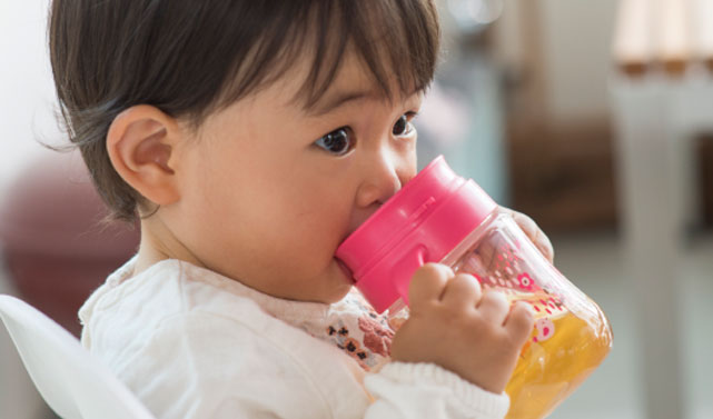 歯の専門家の先生方に聞きました 赤ちゃんの 飲む トレーニングの重要性とは べびちぇる By リッチェル