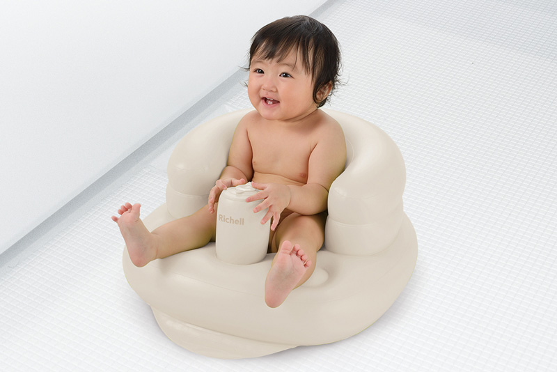 ふかふかベビーチェア。お風呂での赤ちゃんの待機場所はこれで決まり