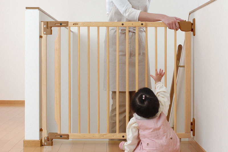 戸建てやメゾネットに安心なベビーゲート！「階段の上でも使える木のバリアフリーゲート」 べびちぇる by リッチェル