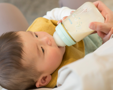 親目線からみるミルクを飲む赤ちゃん