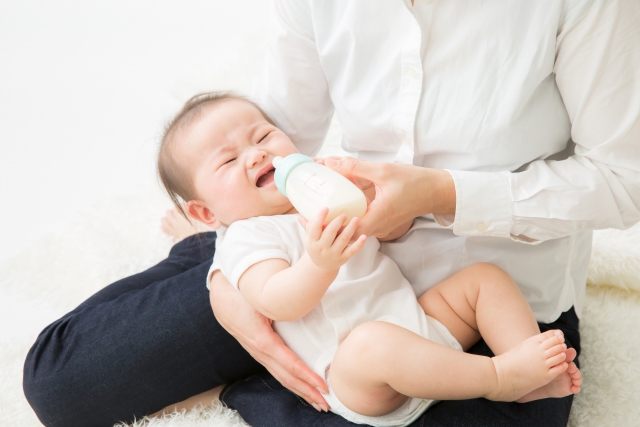 哺乳瓶でミルクを飲まない赤ちゃん