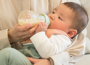 哺乳瓶でミルクを飲む赤ちゃん