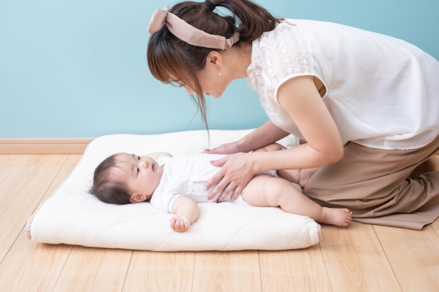 赤ちゃん(新生児)を寝かせる方法を寝ない原因別に紹介!寝かしつけのコツも解説 | べびちぇる by リッチェル