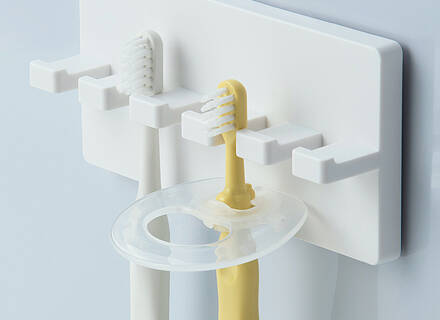 ブラシを吊り下げ収納している写真