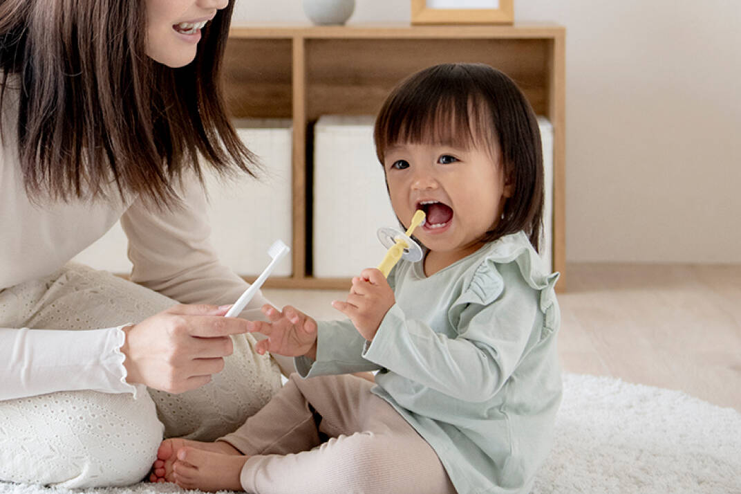 リッチェルのトライ つよもち乳歯ブラシがしっかりサポートします