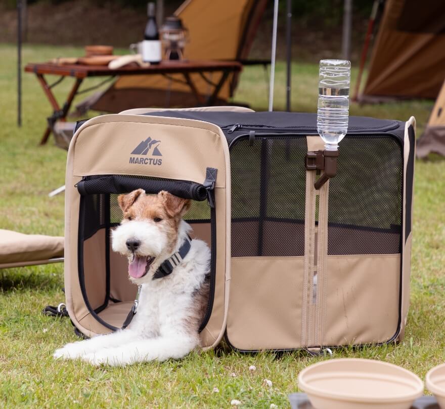 A pet water dispenser can also be attached to the Marktus Portable Circle.