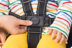 5点式シートベルトが赤ちゃんの肩・腰・股を固定し転落を防止します。