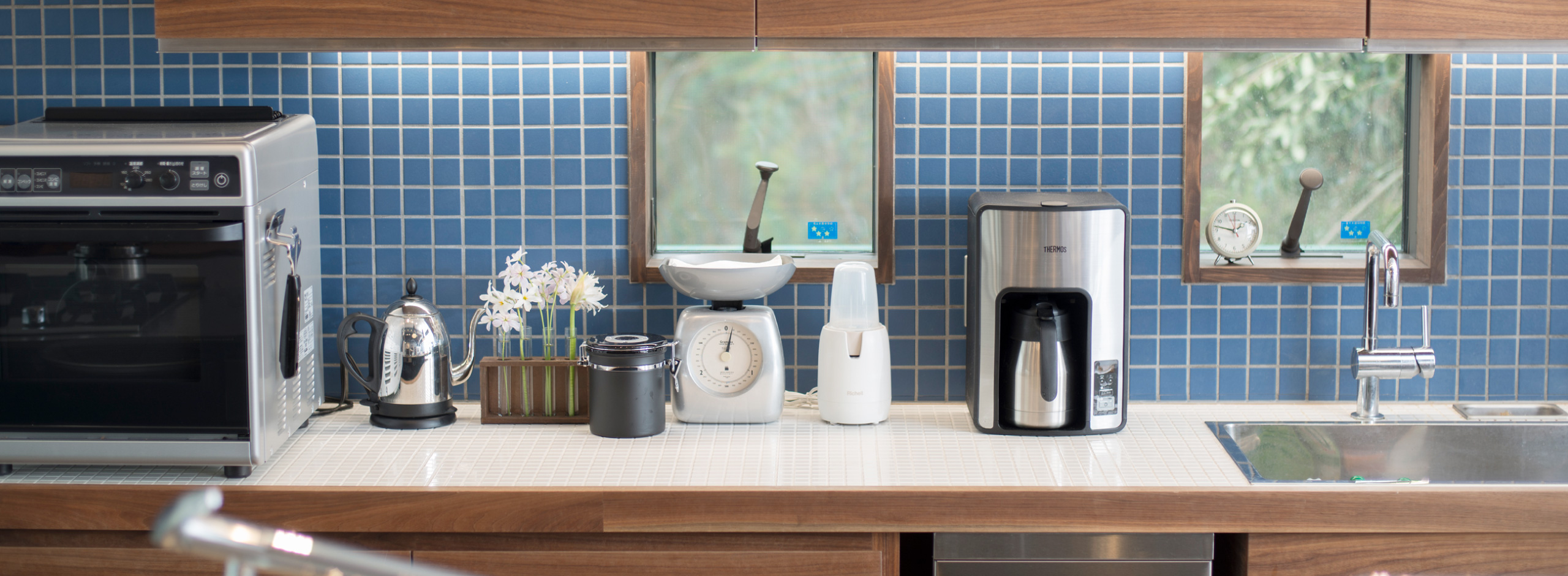 It's compact and smart design means it won't get in the way of your kitchen work even if you leave it on the table.