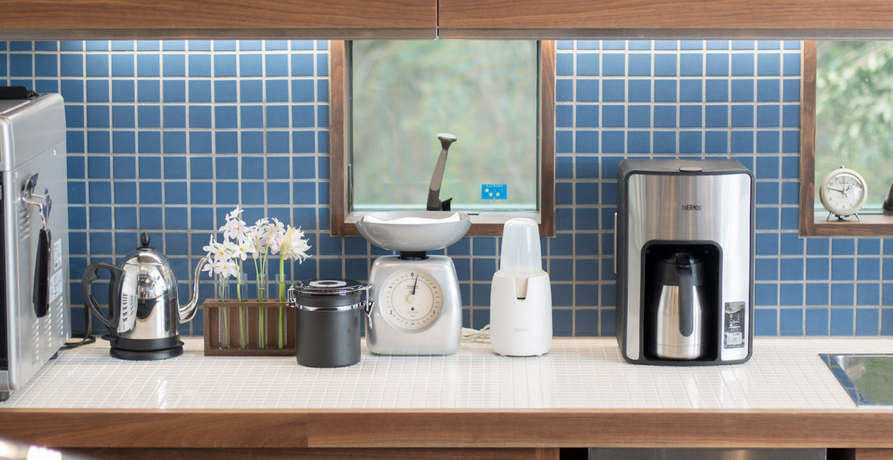 It's compact and smart design means it won't get in the way of your kitchen work even if you leave it on the table.