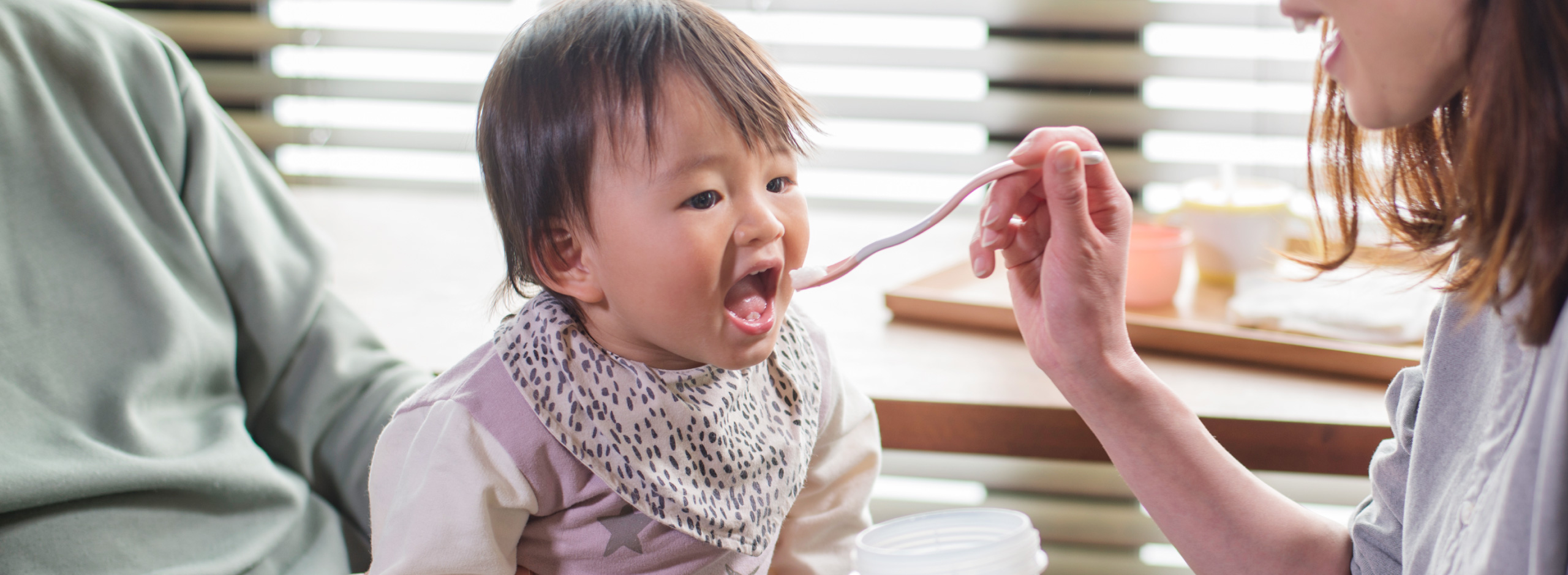 赤ちゃんに離乳食をあげている