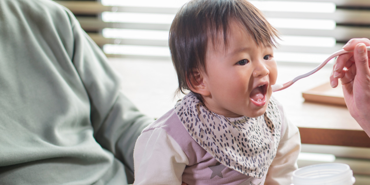 赤ちゃんに離乳食をあげている